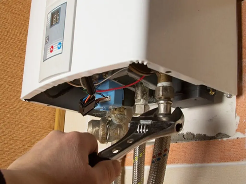 may nuoc nong phat ra tieng on