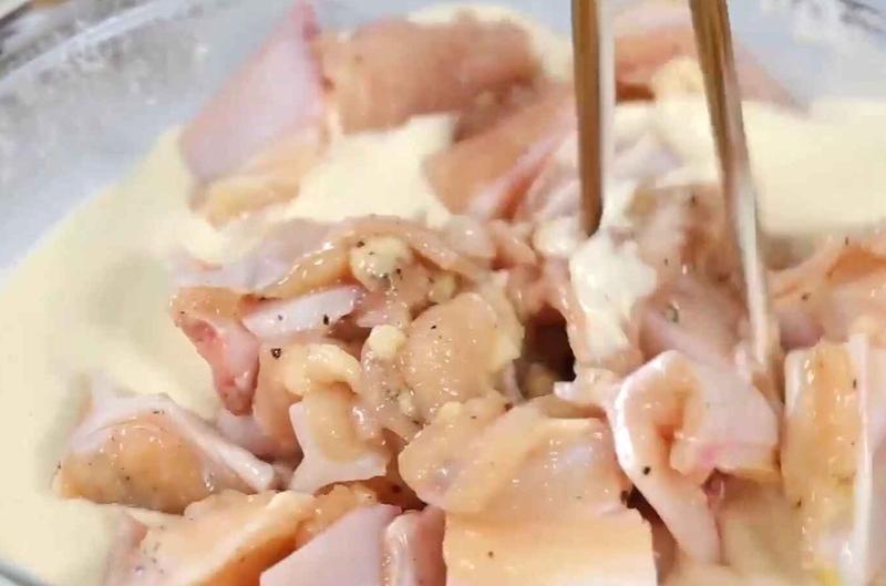 Cho từng miếng vào tô bột