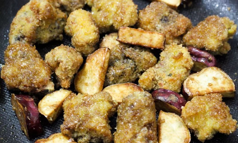 sườn chiên khoai lang bằng chảo chống dính 5