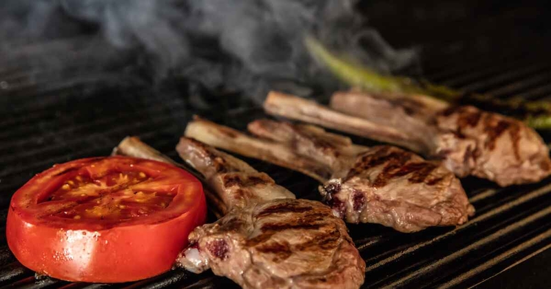 đặt sườn cừu và măng tây lên vỉ nướng