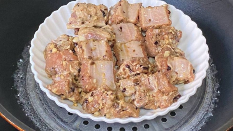 Bước 3: Hấp sườn với bia