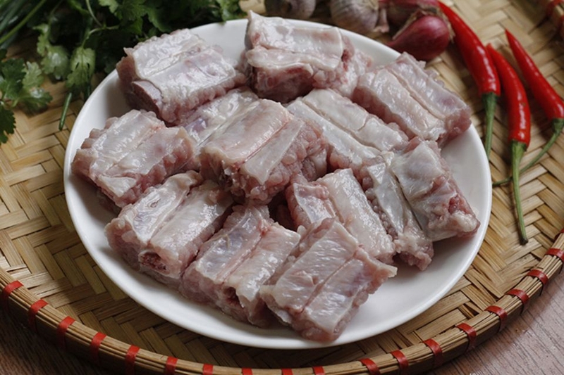 Bước 1: Sơ chế sườn