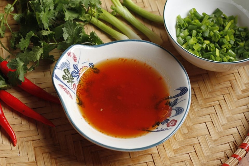 Bước 3: Pha nước sốt chua ngọt