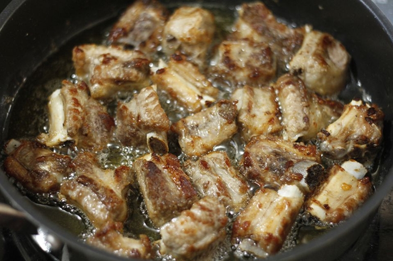 Bước 4: Chiên sườn