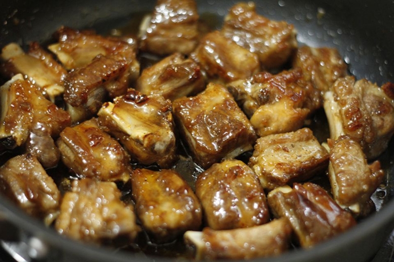 Bước 5: Xào sườn với nước sốt