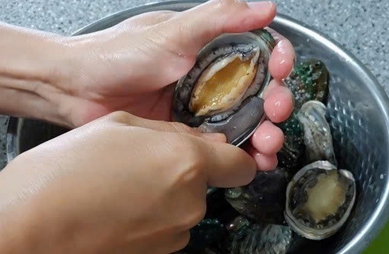 súp bào ngư sườn heo bí đao ảnh 2