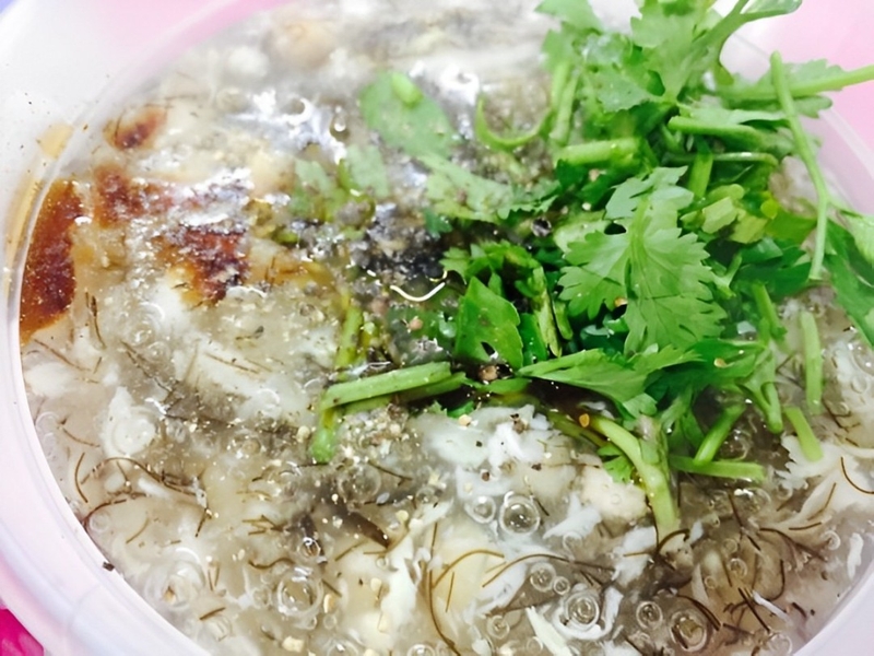 rắc ngò rí cắt nhỏ lên trên