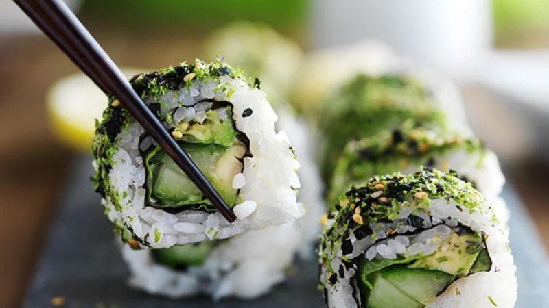 Sushi chay cuộn rong biển với nấm và bơ