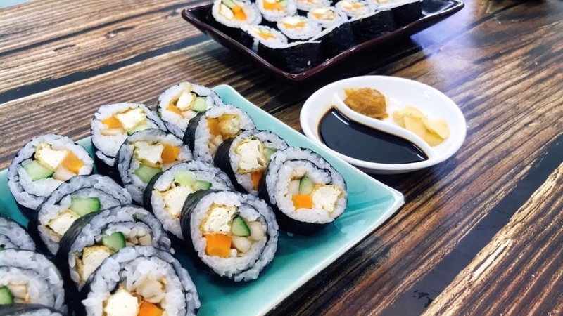 Sushi chay với đậu hũ chiên giòn
