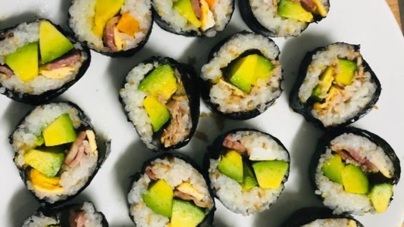 Sushi chay kiểu California với quả bơ và dưa leo