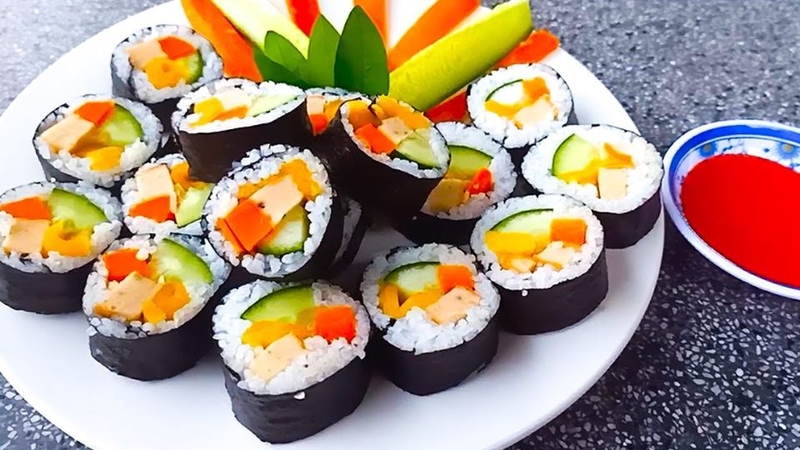 Sushi chay cuộn trái cây nhiệt đới