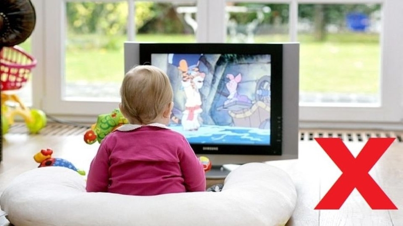 tác hại khi vừa ăn cơm vừa xem tivi 3