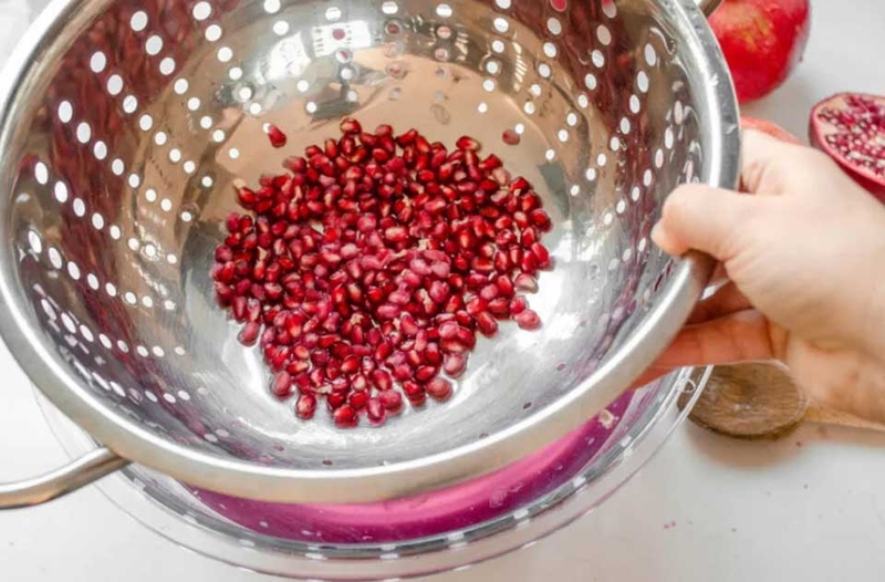 Tách hạt lựu bằng thìa - 01