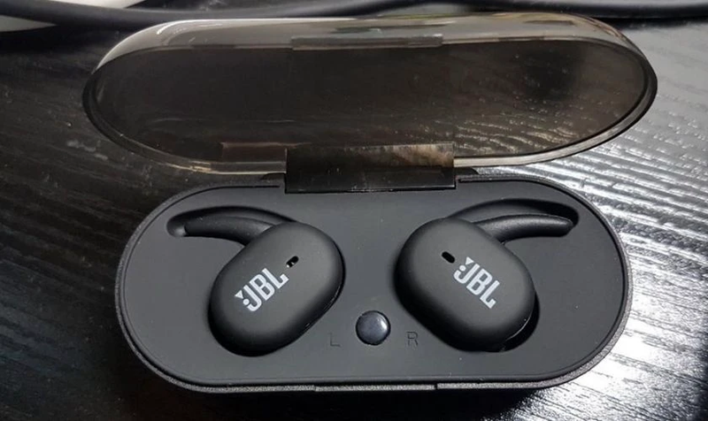 tai nghe JBL không nhận sạc 1