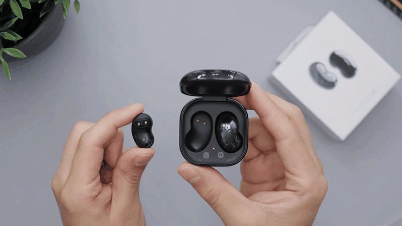 Đèn nháy liên tục có thể vì tai nghe đang chờ ghép nối