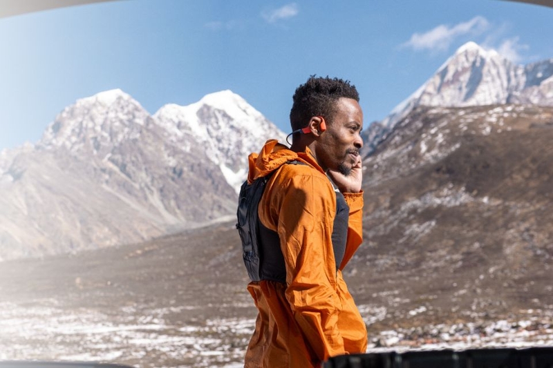 Shokz OpenSwim Pro thiết kế mở không nhét tai