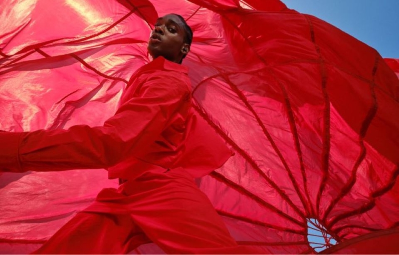 Tai nghe Bose QuietComfort Ultra Earbuds thao tác vuốt chạm