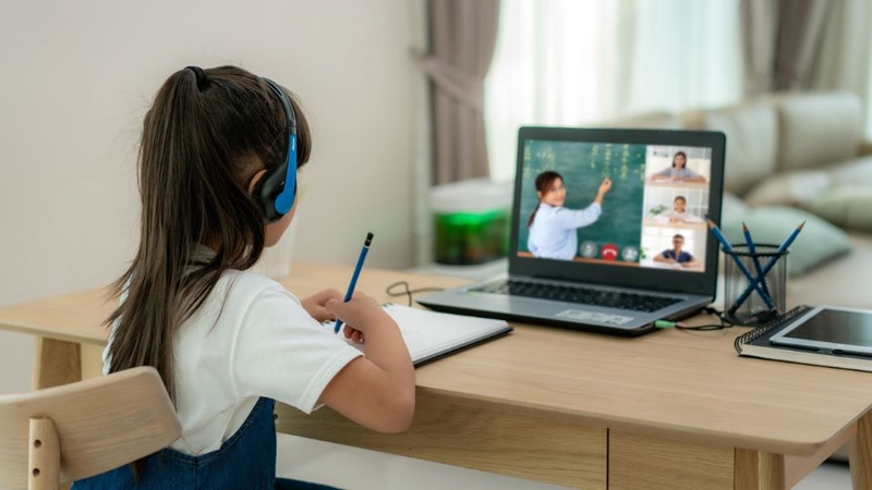 Vì sao trẻ em nên sử dụng tai nghe chuyên dụng khi học online?