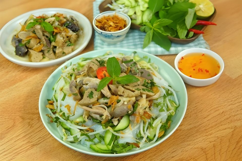 Bánh ướt lòng gà Nha Trang được nhiều thực khách yêu thích