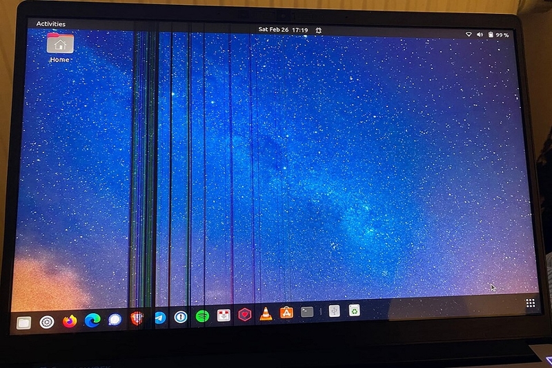 Nguyên nhân dẫn đến việc tấm chắn màn hình laptop bị hỏng