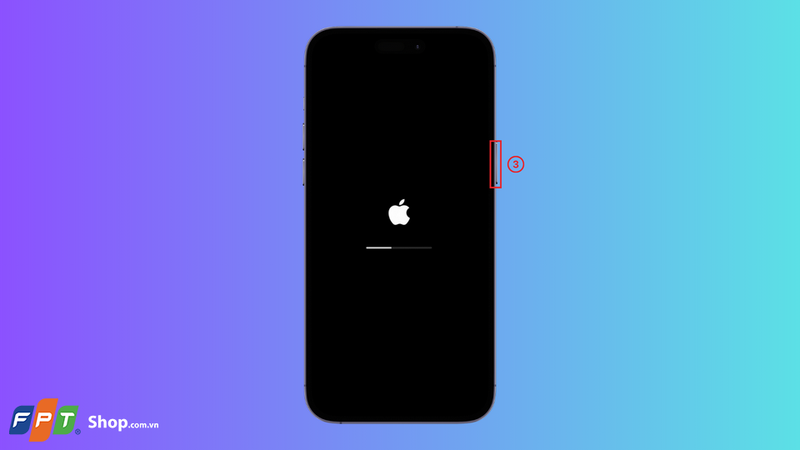 Tiếp theo, nhấn và giữ nút nguồn iPhone 16 cho đến khi màn hình chuyển sang màu đen và xuất hiện logo của Apple