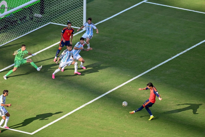 Ferran Torres ghi bàn quyết định