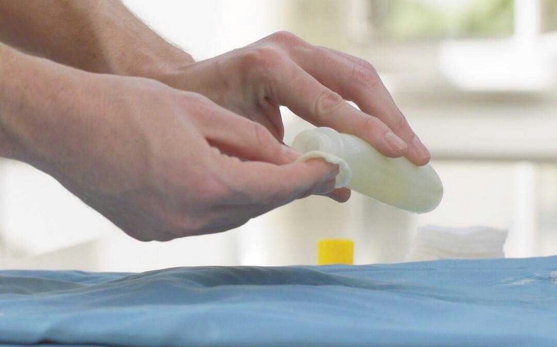 Tẩy keo dính trên quần áo ảnh 1