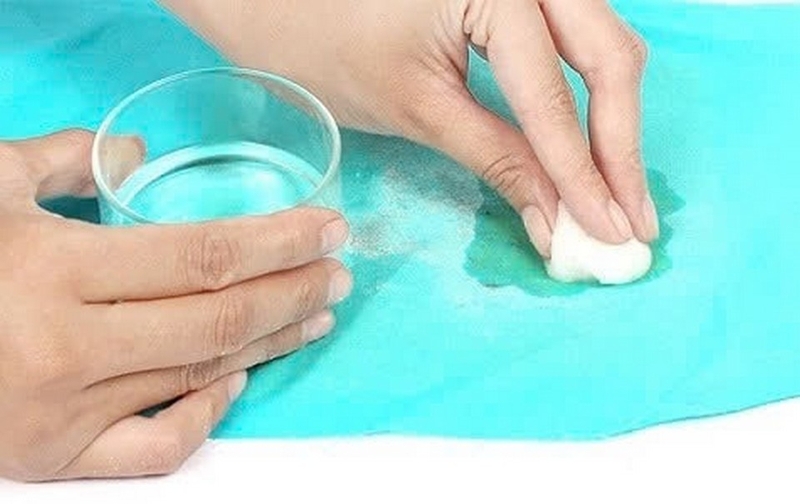 Tẩy keo dính trên quần áo ảnh 3