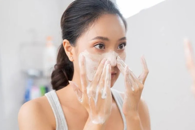 Tẩy trang xong có cần rửa mặt không 8