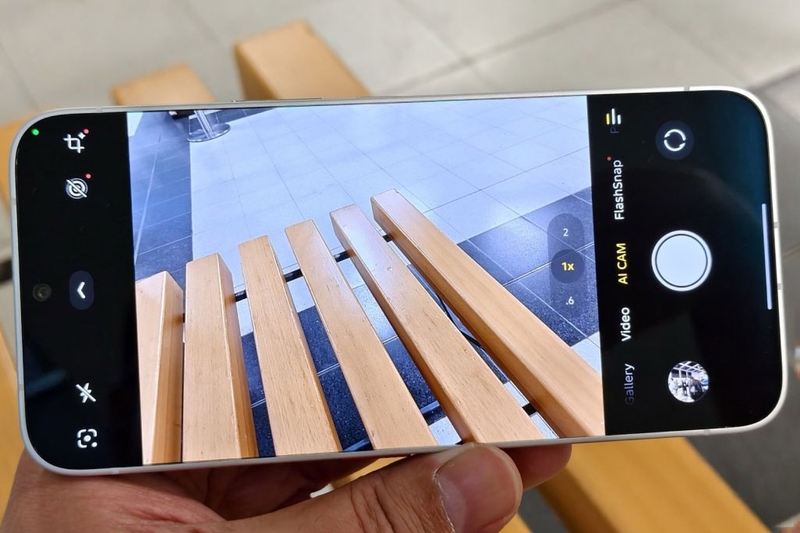 TECNO Bezelless có camera chính 50 MP và camera góc siêu rộng 8 MP.