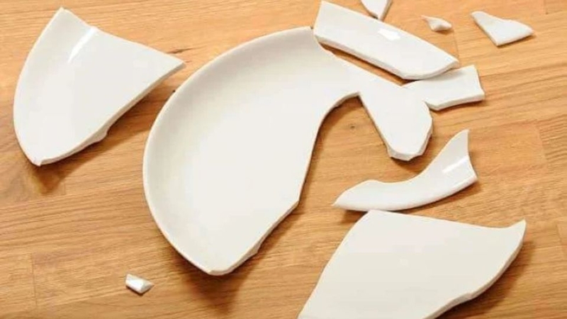 Làm vỡ đồ dùng