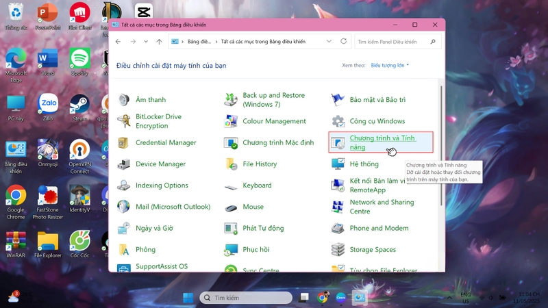 Mở Control Panel, chọn Chương trình và Tính năng