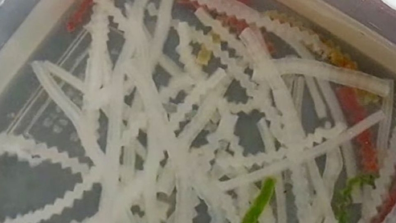 Bước 2: Luộc bột khoai