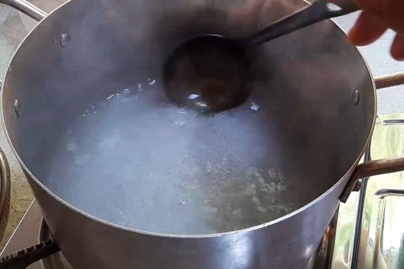 Cho bột rau câu vào nồi
