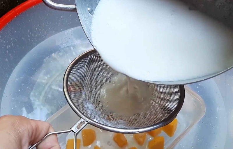 Đổ lớp thạch sữa đầu tiên