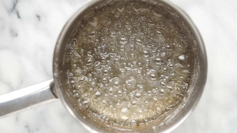 cho thêm nước vào đường