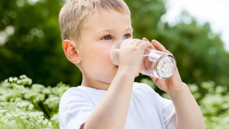 Trẻ em từ 3-5 tuổi cần bổ sung khoảng 1,3 lít nước mỗi ngày