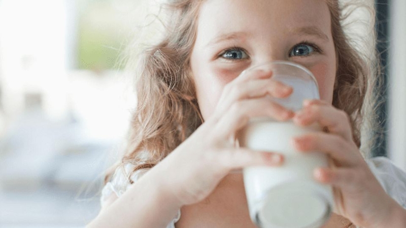 Mỗi ngày, trẻ cần tiêu thụ khoảng 4 đơn vị sữa