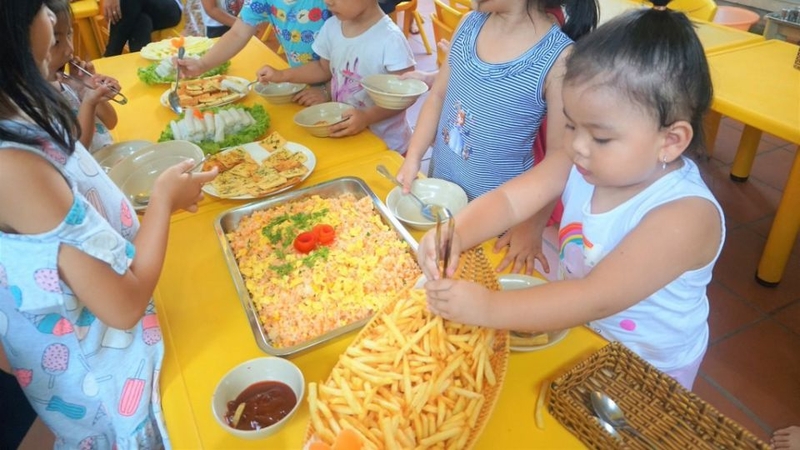 Cha mẹ nên lựa chọn các loại dầu thực vật như dầu oliu, dầu đậu nành hoặc dầu canola