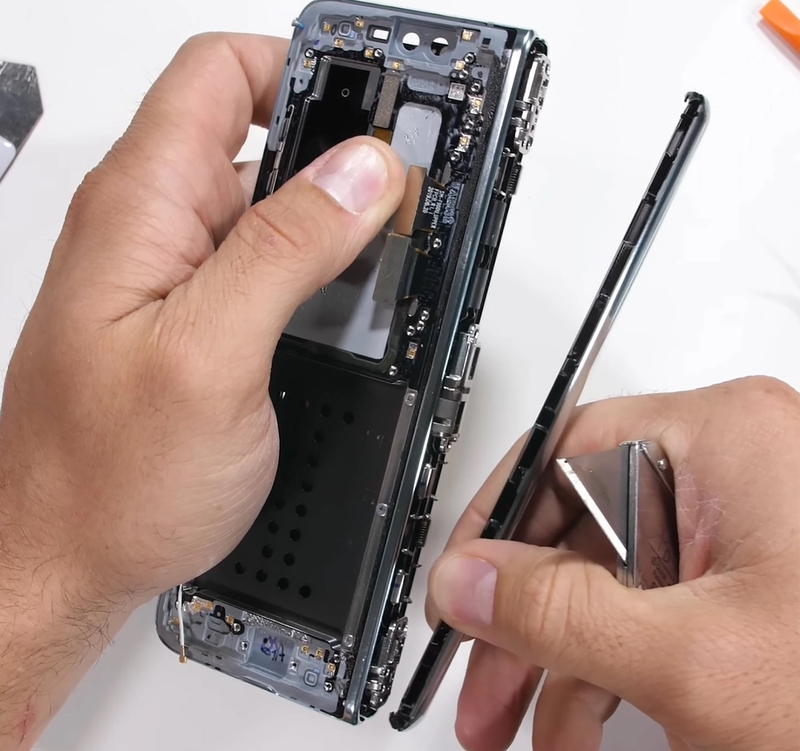 Điện thoại gập thay bản lề hết bao nhiêu tiền 2