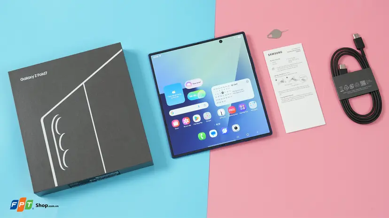 Điện thoại gập cảm giác cầm nắm có dễ chịu không 9