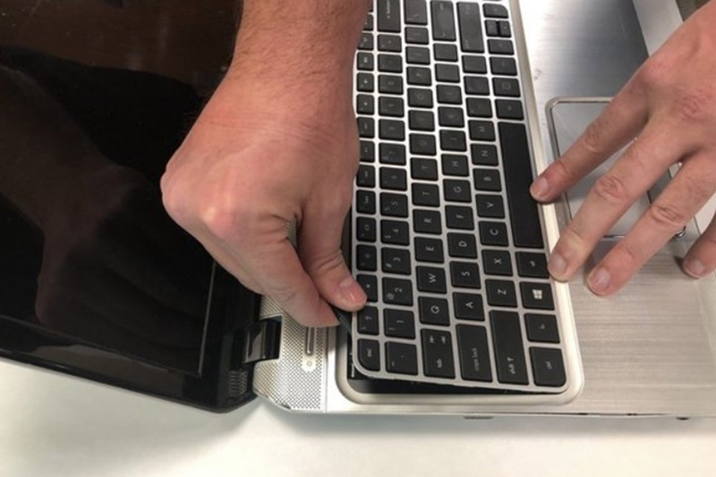 Thay bàn phím laptop giá bao nhiêu 8