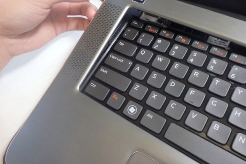 Thay bàn phím laptop giá bao nhiêu 3