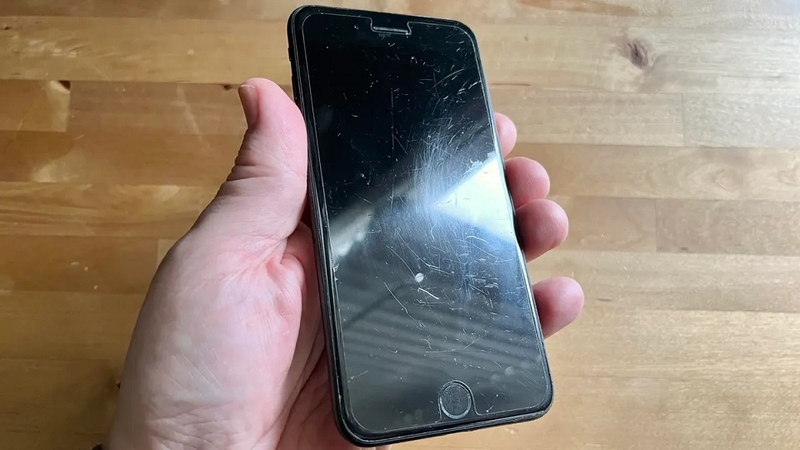 Miếng dán màn hình không đạt chuẩn cũng có thể gây loạn cảm ứng