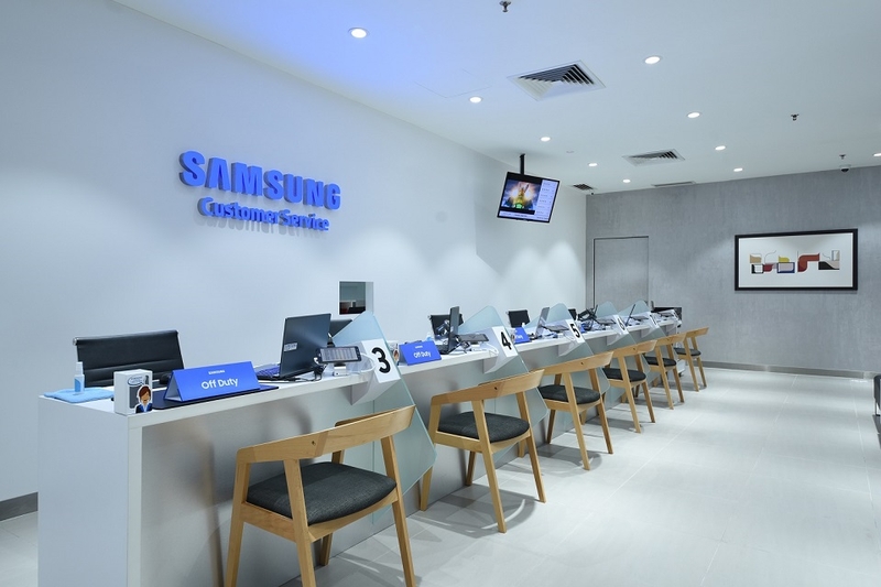 Nên tham khảo giá từ trung tâm bảo hành hoặc ủy quyền của Samsung