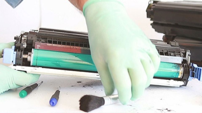 Vệ sinh hộp mực sạch sẽ trước khi thay