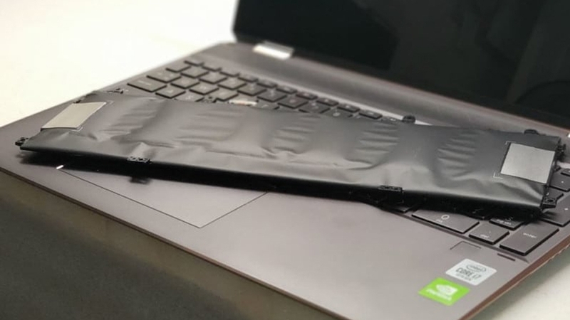 Laptop MSI bị phồng pin gây biến dạng vỏ máy