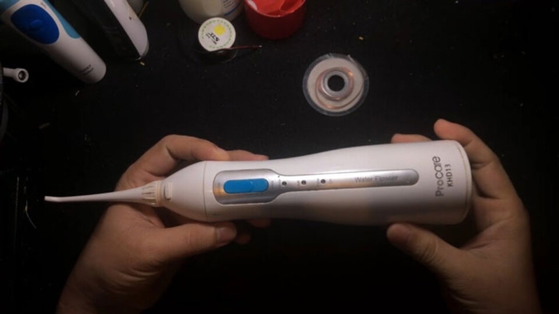 Máy tăm nước sử dụng pin AA hoặc AAA có cách thay thế đơn giản