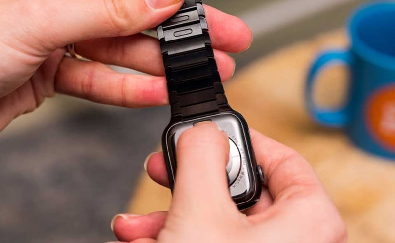 Thay và siết chặt dây Apple Watch - 05