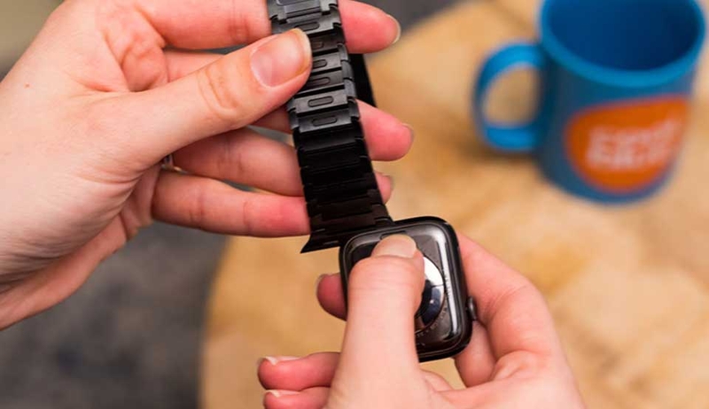 Thay và siết chặt dây Apple Watch - 04